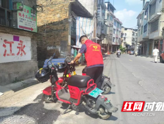 道路過(guò)窄車(chē)輛和行人易“對(duì)沖” 這段馬路能否重新規(guī)劃停車(chē)位