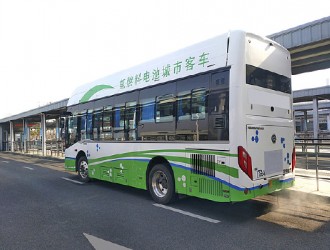 女子騎電動車急剎摔倒，公交車長主動下車熱心幫扶